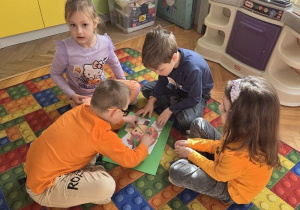 dzieci układają puzzle