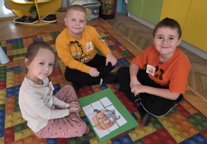 dzieci układają puzzle