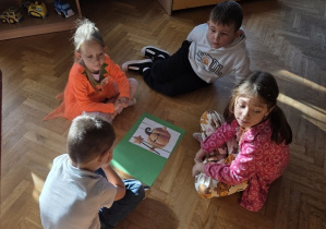dzieci układają puzzle