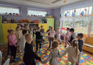 zabawa ruchowa zapasy wiewiórki