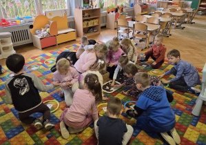 segregują kasztany i żołędzie