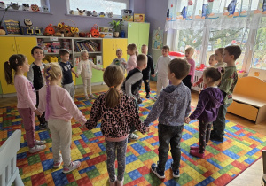 zabawa ruchowa zapasy wiewiórki