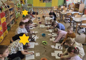 układają figury geometryczne z kasztanów