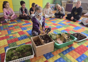 zabawa dotykowa Jesienne skarby