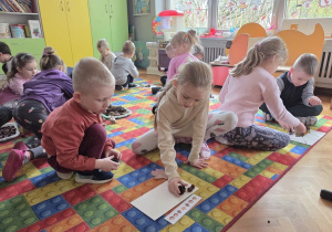 dzieci tworzą rytmy