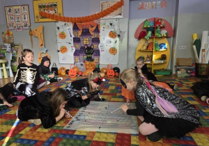 dzieci bawią się w zabawę Pająki do domu