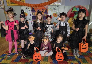 wspólne zdjęcie przebranych dziewczynek