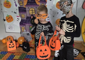 sesja zdjęciowa w strojach Halloweenowych