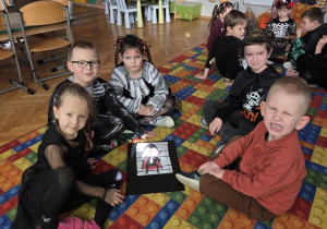 dzieci układają Halloweenowe puzzle