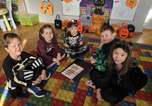 dzieci układają Halloweenowe puzzle