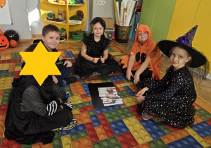 dzieci układają Halloweenowe puzzle