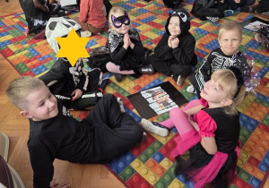 dzieci układają Halloweenowe puzzle