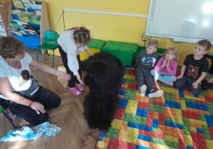 Dziecko głaszcze psa