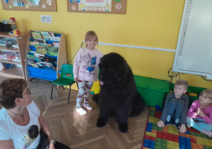 Dziecko głaszcze psa