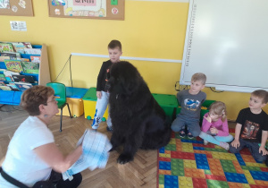 Dziecko głaszcze psa