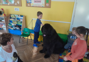 Dziecko głaszcze psa