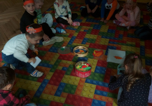 Dzieci segregują listki