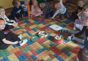 Dzieci segregują listki