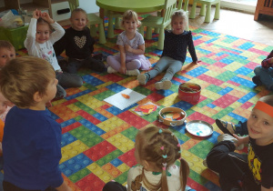 Dzieci segregują listki