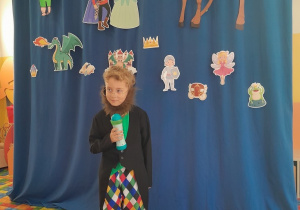 Chłopiec śpiewa piosenkę "Witajcie w naszej bajce"