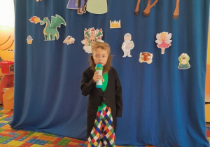 Chłopiec śpiewa piosenkę "Witajcie w naszej bajce"