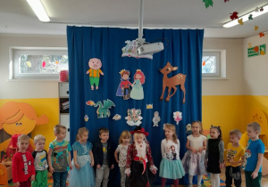 Dzieci z grupy II mówią wiersz "Na wyspach Bergamutach"