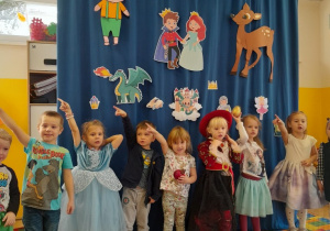 Dzieci z grupy II mówią wiersz "Na wyspach Bergamutach"