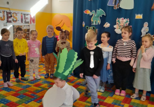 Dzieci z grupy III inscenizują wiersz "Rzepka"