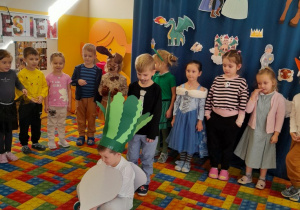 Dzieci z grupy III inscenizują wiersz "Rzepka"