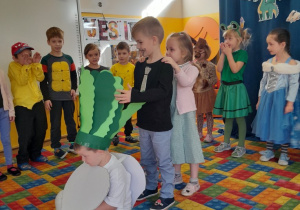 Dzieci z grupy III inscenizują wiersz "Rzepka"