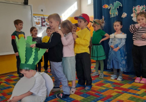 Dzieci z grupy III inscenizują wiersz "Rzepka"