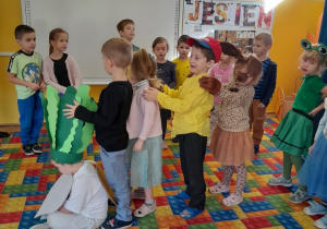 Dzieci z grupy III inscenizują wiersz "Rzepka"