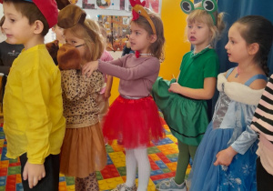 Dzieci z grupy III inscenizują wiersz "Rzepka"