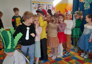 Dzieci z grupy III inscenizują wiersz "Rzepka"