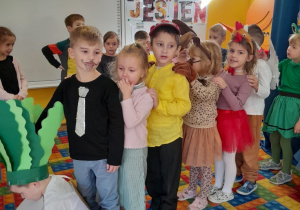 Dzieci z grupy III inscenizują wiersz "Rzepka"