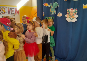 Dzieci z grupy III inscenizują wiersz "Rzepka"