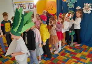 Dzieci z grupy III inscenizują wiersz "Rzepka"