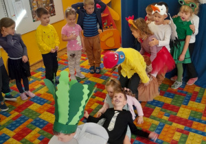 Dzieci z grupy III inscenizują wiersz "Rzepka"