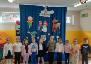 Dzieci z grupy IV mówią wiersz "Abecadło"