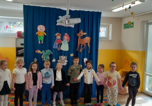 Dzieci z grupy IV mówią wiersz "Abecadło"