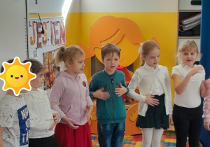 Dzieci z grupy IV mówią wiersz "Abecadło"