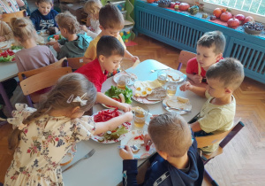 Dzieci jedzą śniadanie