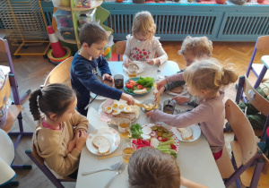 Dzieci jedzą śniadanie