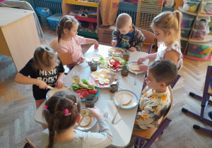 Dzieci jedzą śniadanie