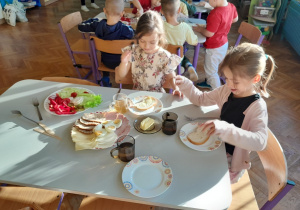 Dzieci jedzą śniadanie