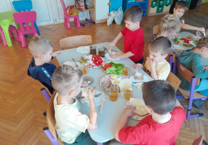 Dzieci jedzą śniadanie