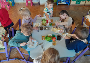 Dzieci jedzą śniadanie