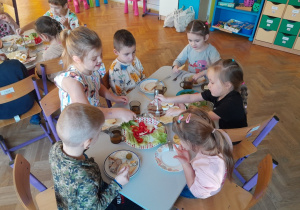 Dzieci jedzą śniadanie