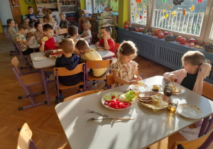 Dzieci jedzą śniadanie