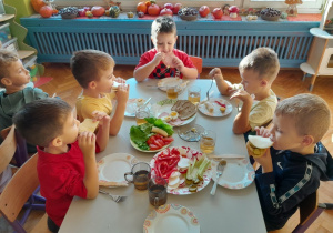 Dzieci jedzą śniadanie